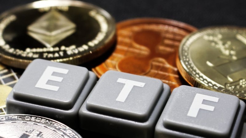 QuestsHunter's tweet photo. CRYPTO ETFS: NEW TECH, OLD BAGGAGE! 🚀📉 LET'S EXPLORE WISELY! 🌐

Crypto ETFs are dragging traditional finance's baggage into the digital world. This isn't just about innovation; old problems are tagging along.

#quests_news https://t.co/rWDjApJs2f