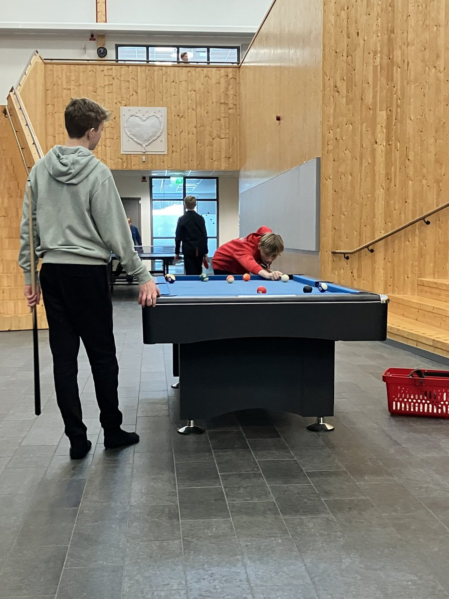 🇸🇪AA25 Today, the Arctic Adventurers were hosted by Morö Backe Skoda. We spent time in classes, compared our schools with Swedish students and made lots of friends. Breaktime was a chance to try ice skating on the school’s own hockey rink!