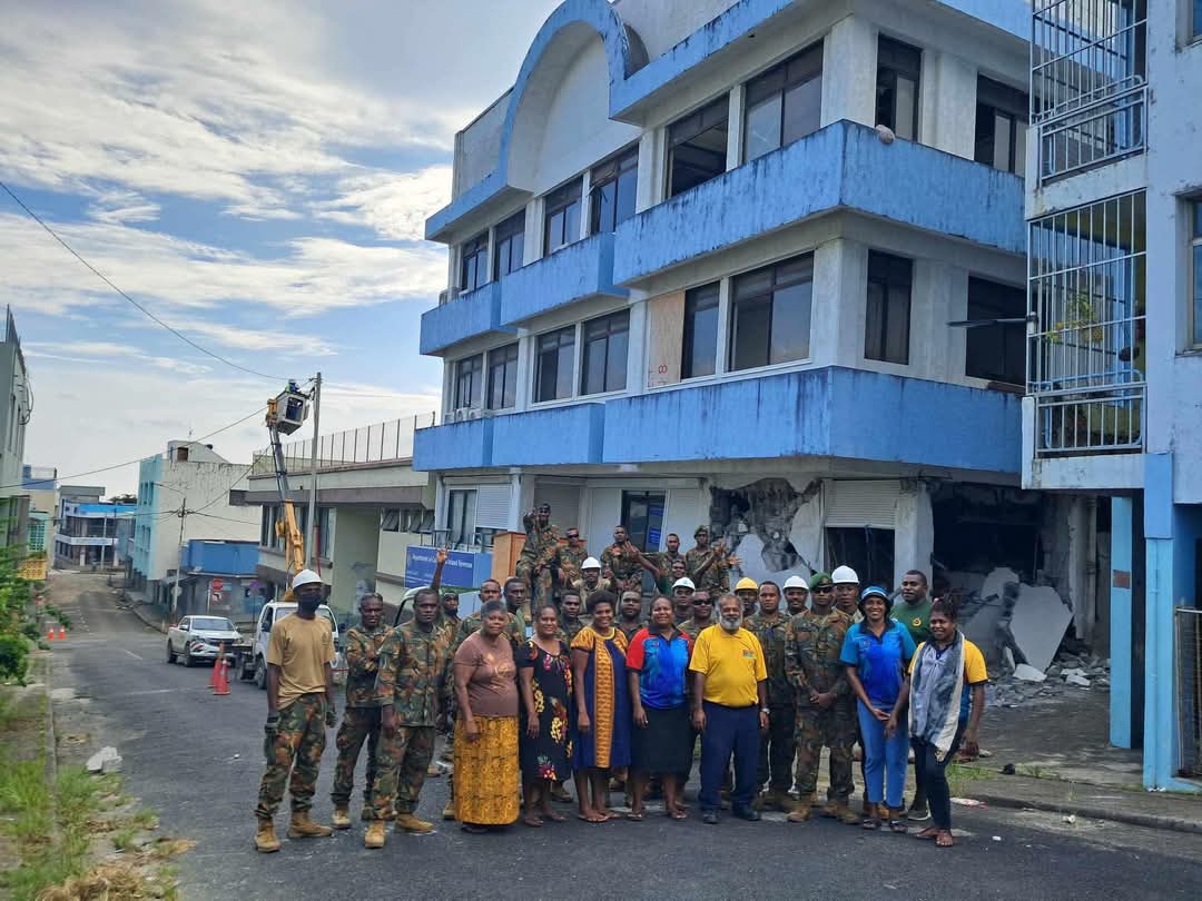 yumitalem's tweet photo. The Vanuatu National Audit Office is set for demolition today due to earthquake damage. The VMF has successfully removed all important files.
#earthquakeChallenge #PortVila #demolish #buildinginpublic https://t.co/T08PfoaftO