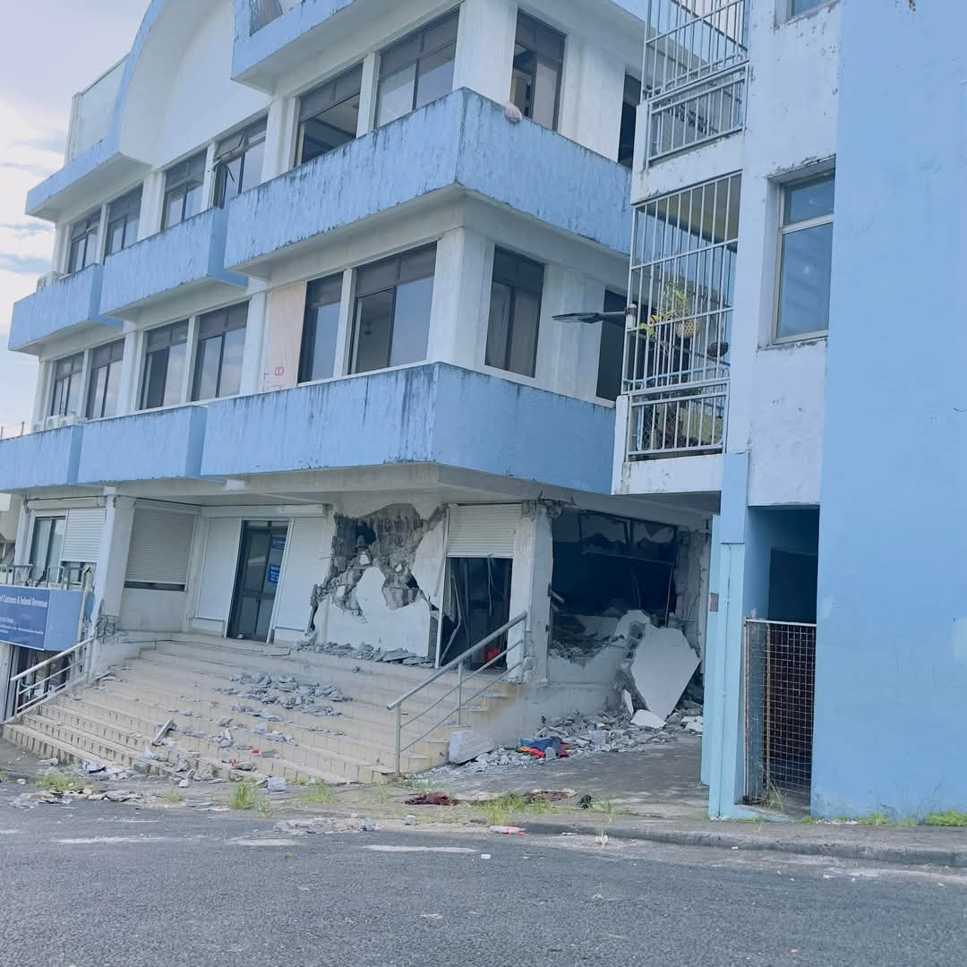 yumitalem's tweet photo. The Vanuatu National Audit Office is set for demolition today due to earthquake damage. The VMF has successfully removed all important files.
#earthquakeChallenge #PortVila #demolish #buildinginpublic https://t.co/T08PfoaftO