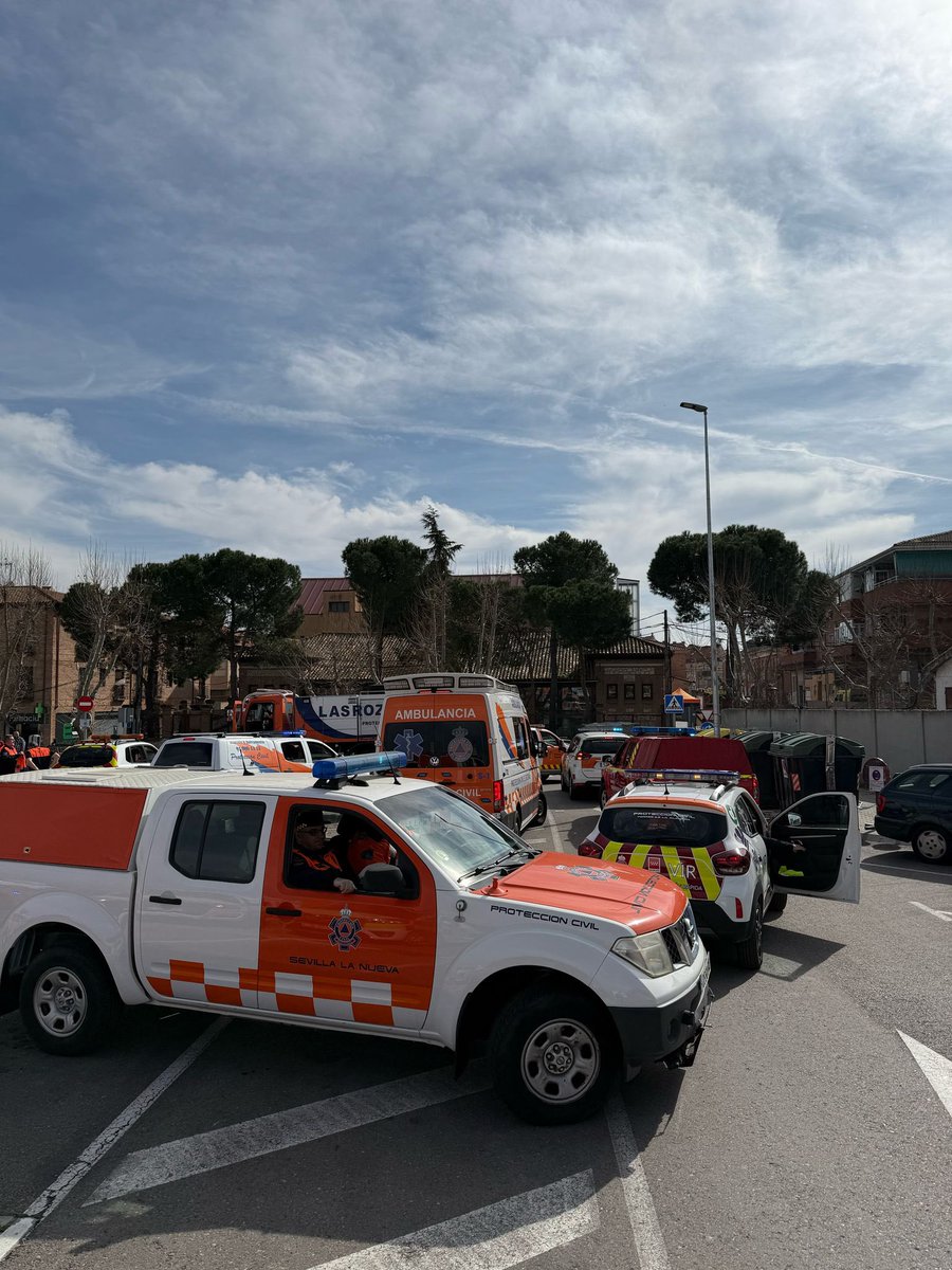 PCivilMeco's tweet photo. 📍#ElÁlamo El pasado sábado asistimos al VII Encuentro de Agrupaciones Municipales de #ProtecciónCivil de la CM en el que se expusieron los medios de las agrupaciones presentes y fuimos en convoy por las calles del municipio.
#lasprotescuentan
#lasprotescolaboran 🧡 https://t.co/4TbLYtguk9