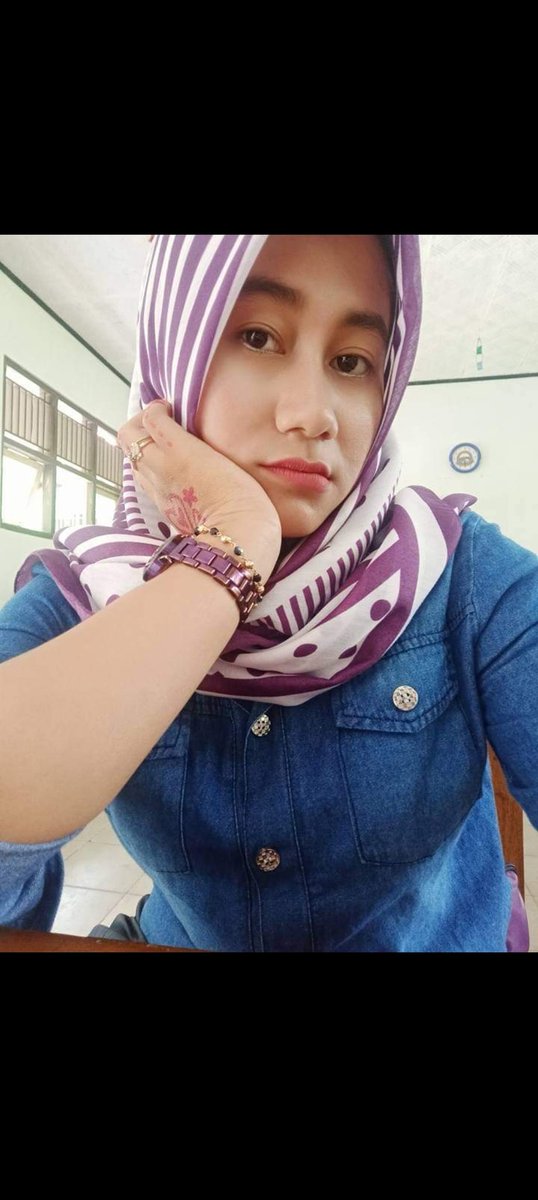 Ahhh anj ngga tahan banget liat buk guru pengen ku crotin muka nya yang bikin sange 🤤🤤💦