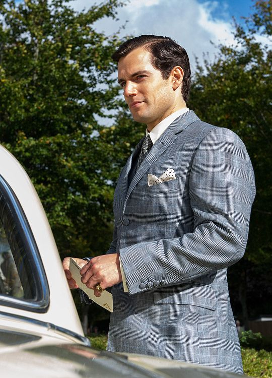 Henry Cavill as Bond. Make it look as if shot in 1962. Give me all the early Connery aesthetics. Instantly become the best Bond movie.