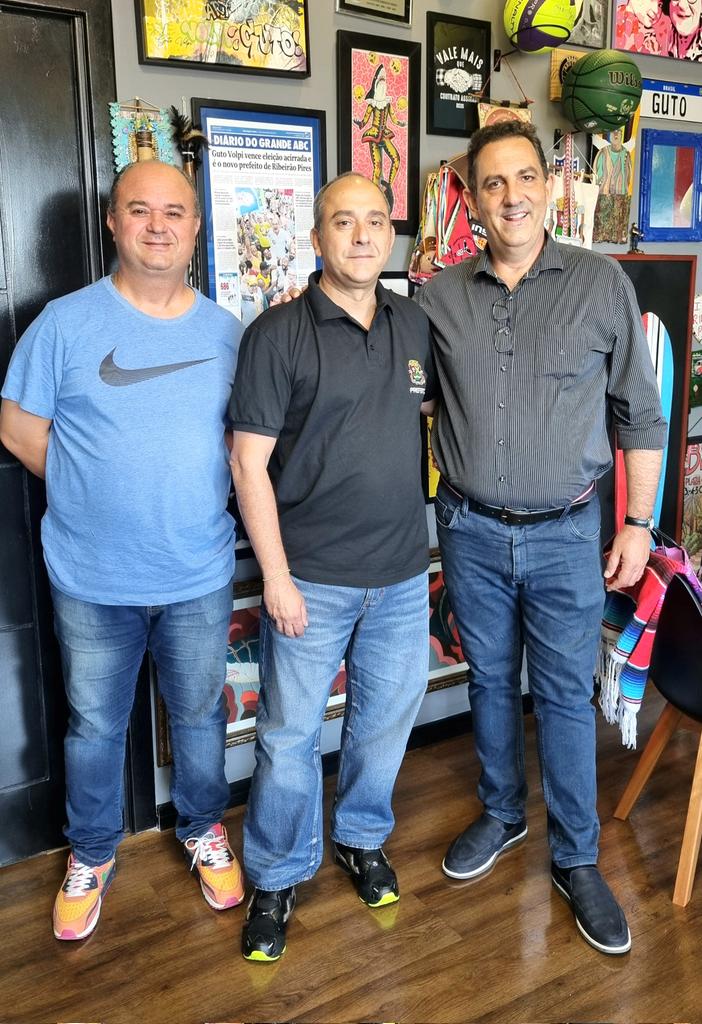 fabiopicarelli's tweet photo. Hoje me reuni com o prefeito de Ribeirão Pires, Guto Volpi, para falar sobre questões do turismo regional e compartilhar novidades. 

Também o convidei para visitar a Vila de Paranapiacaba, em nome do Prefeito Gilvan Júnior . 

Vamos fortalecer o turismo local! https://t.co/BsfCOEVwfr