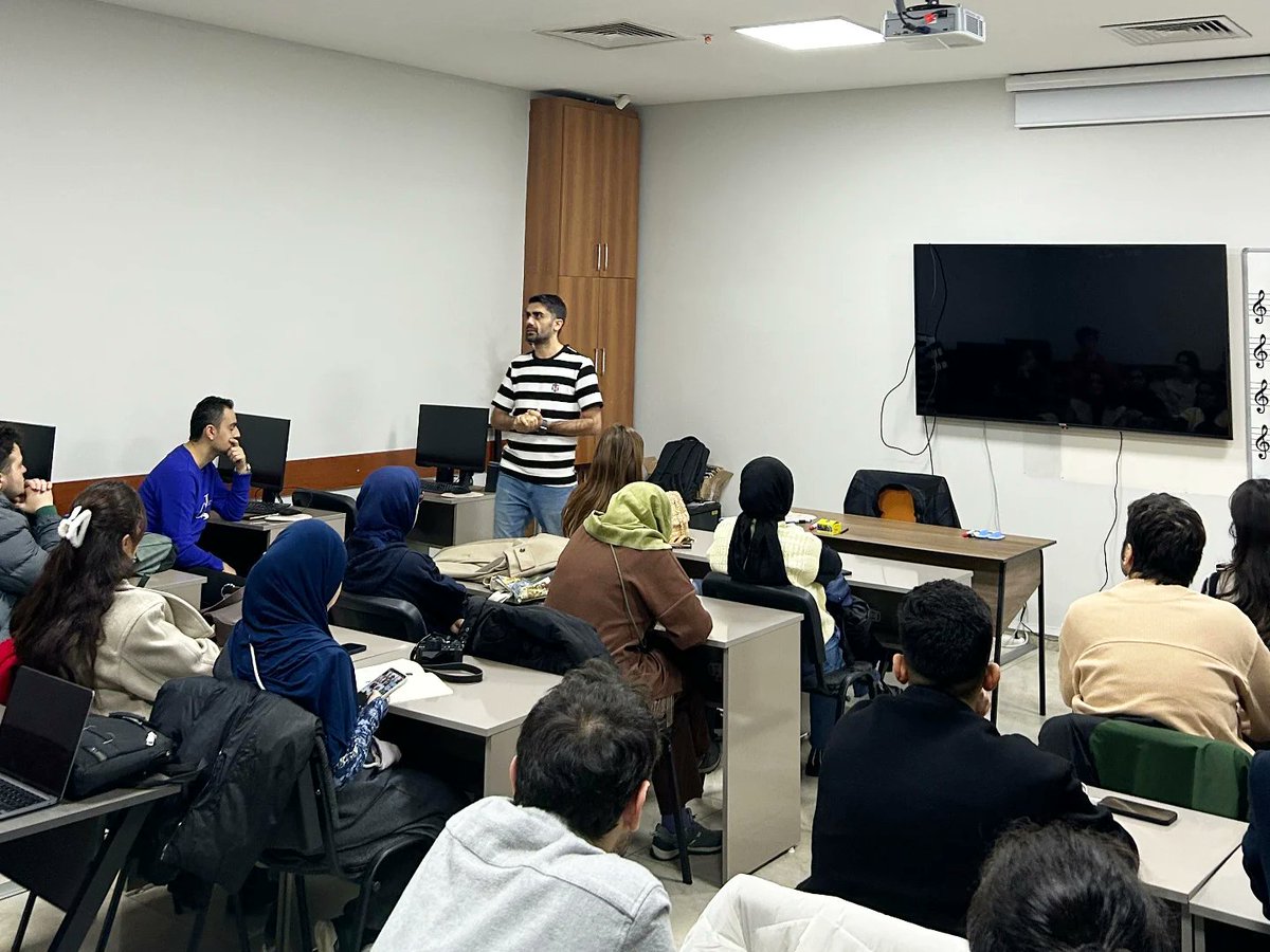 Bu yılki <a href="/EsenlerSinema/">Esenler Sinema Akademisi</a> Akademisi'nde eğitimler devam ediyor. Yönetmenlik (Ahmet Toklu), Senaryo (Recep Çavdar), Kurgu (Özgür Kılıç) ile Sinema Eleştirmenliği (Suat Köçer) olmak üzere 4 derste eğitimin verildiği akademiye İstanbul'un çeşitli ilçelerinden öğrenciler katılıyor.