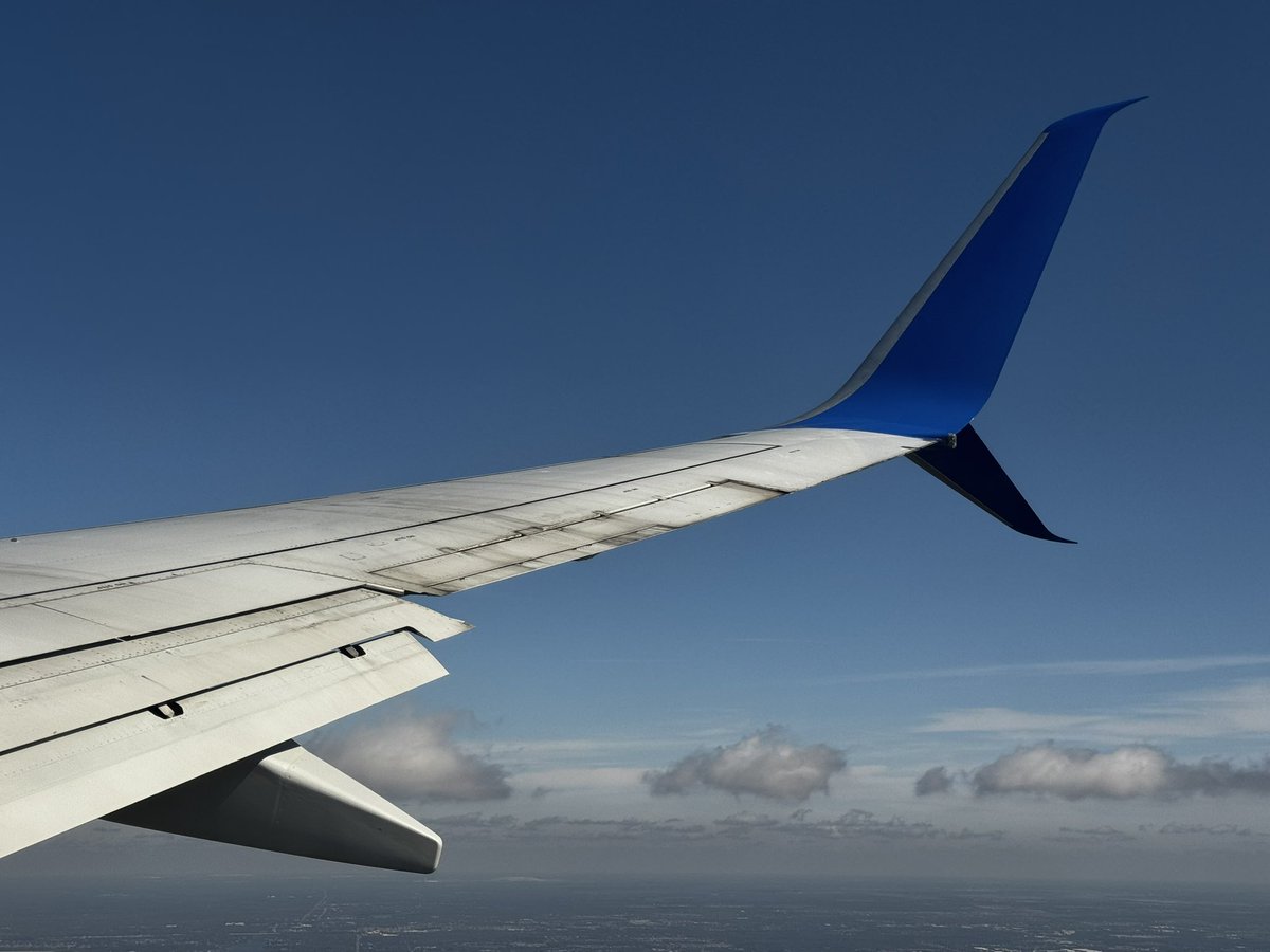 munequitodeeban's tweet photo. Come on United @united you guys need to take better care of your planes https://t.co/kSNVmZAsDJ