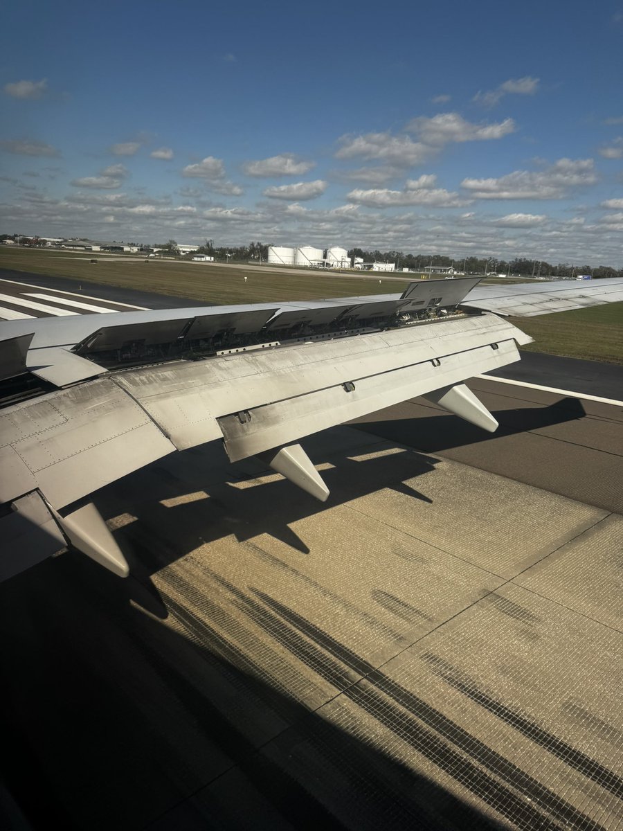 munequitodeeban's tweet photo. Come on United @united you guys need to take better care of your planes https://t.co/kSNVmZAsDJ