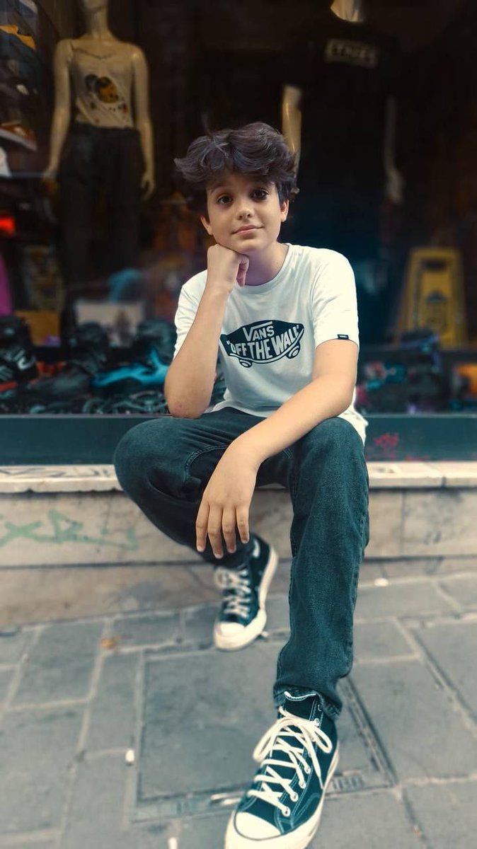 muhendisyenn's tweet photo. Kadıköy'de bıçaklanarak hayatını kaybeden 14 yaşındaki Mattia Ahmet Minguzzi'nin annesi:

"Katil, katildir. Cani, canidir. Çocuk indiriminden her iki suçlunun da yararlanmaması için tüm yetkililere sesleniyorum! Bu canilere çocuk diyemezsiniz.

Adalet yerine gelene kadar ayakta duracağım, durmak zorundayım. Milyonların arkamda olduğunu biliyorum. Değil ülkeyi, dünyayı ayağa kaldıracağım!"  #MattiaAhmetMinguzzi