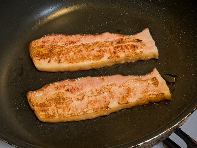 厚切りベーコン焼いてる 