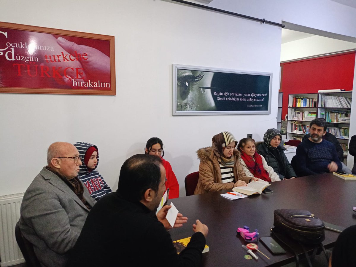 * Özet olarak Google insanlara aradıklarını bulmalarına yardım ederken Facebook bir adım ötededir çünkü tüketicileri aslında ne aradıkları konusunda hem bilinçlendirir hem de onlar farkına varmadan onları yönlendirir.