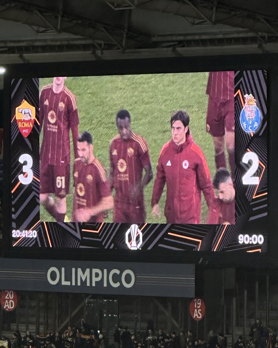 cervellerap's tweet photo. Nel calcio esistono le categorie.
Paulo Dybala, perรฒ, รจ fuori categoria.
Un giocatore fantascientifico.
La Roma รจ agli ottavi grazie al suo fenomeno.
#RomaPorto #ROMPOR #UEL https://t.co/ADAoX4Bh11