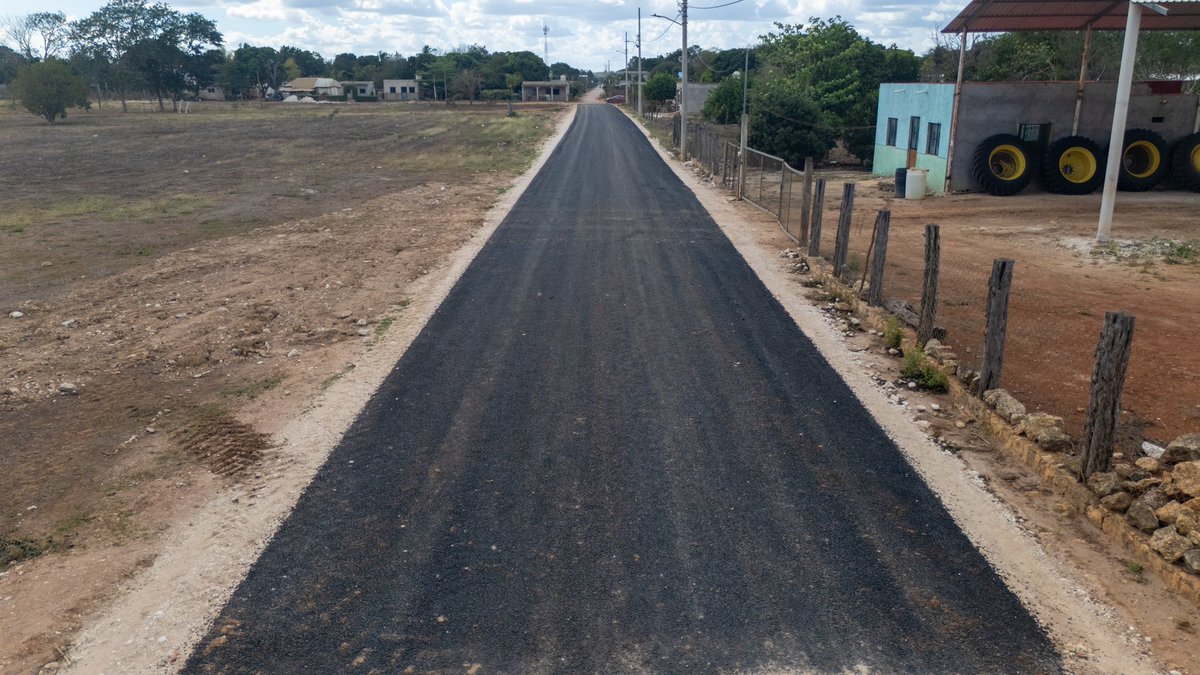 En una intensa gira de trabajo por comunidades de la Junta Municipal de Pich, cortamos el listón inaugural de la calle Nicaragua como acto simbólico por los trabajos de pavimentación y mantenimiento en las calles de Los Laureles, La Libertad, San Luciano, Quetzal Edzná, Bolonchén