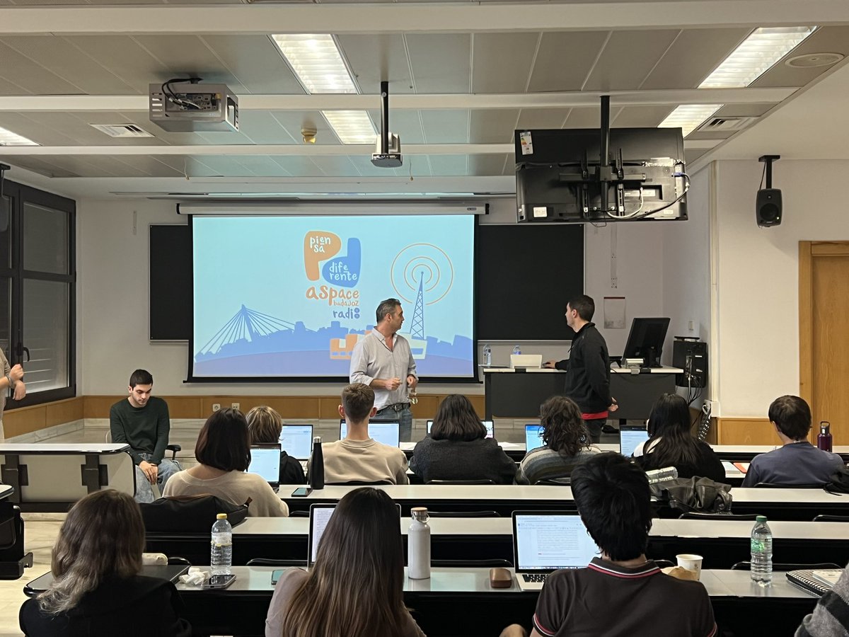 jopra_'s tweet image. Han venido a clase los amigos de la radio de @aspacebadajoz 
Miguel y Enrique con #parálisiscerebral han enseñado a los estudiantes @uc3mFacultadHCD sus programas  
#emoción #conocimiento #personas 
Y aprendizaje imborrable sobre #discapacidad para futuros periodistas