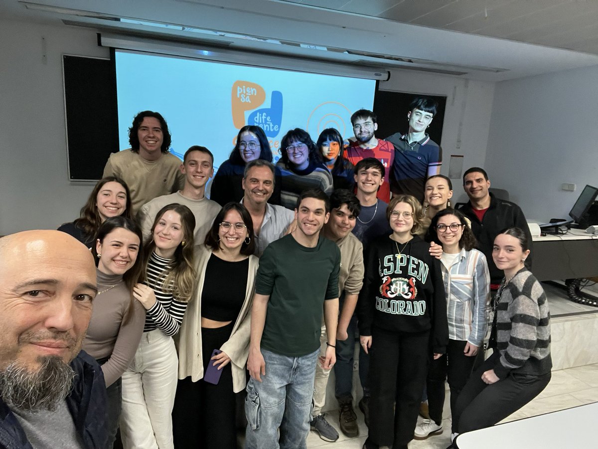 jopra_'s tweet image. Han venido a clase los amigos de la radio de @aspacebadajoz 
Miguel y Enrique con #parálisiscerebral han enseñado a los estudiantes @uc3mFacultadHCD sus programas  
#emoción #conocimiento #personas 
Y aprendizaje imborrable sobre #discapacidad para futuros periodistas