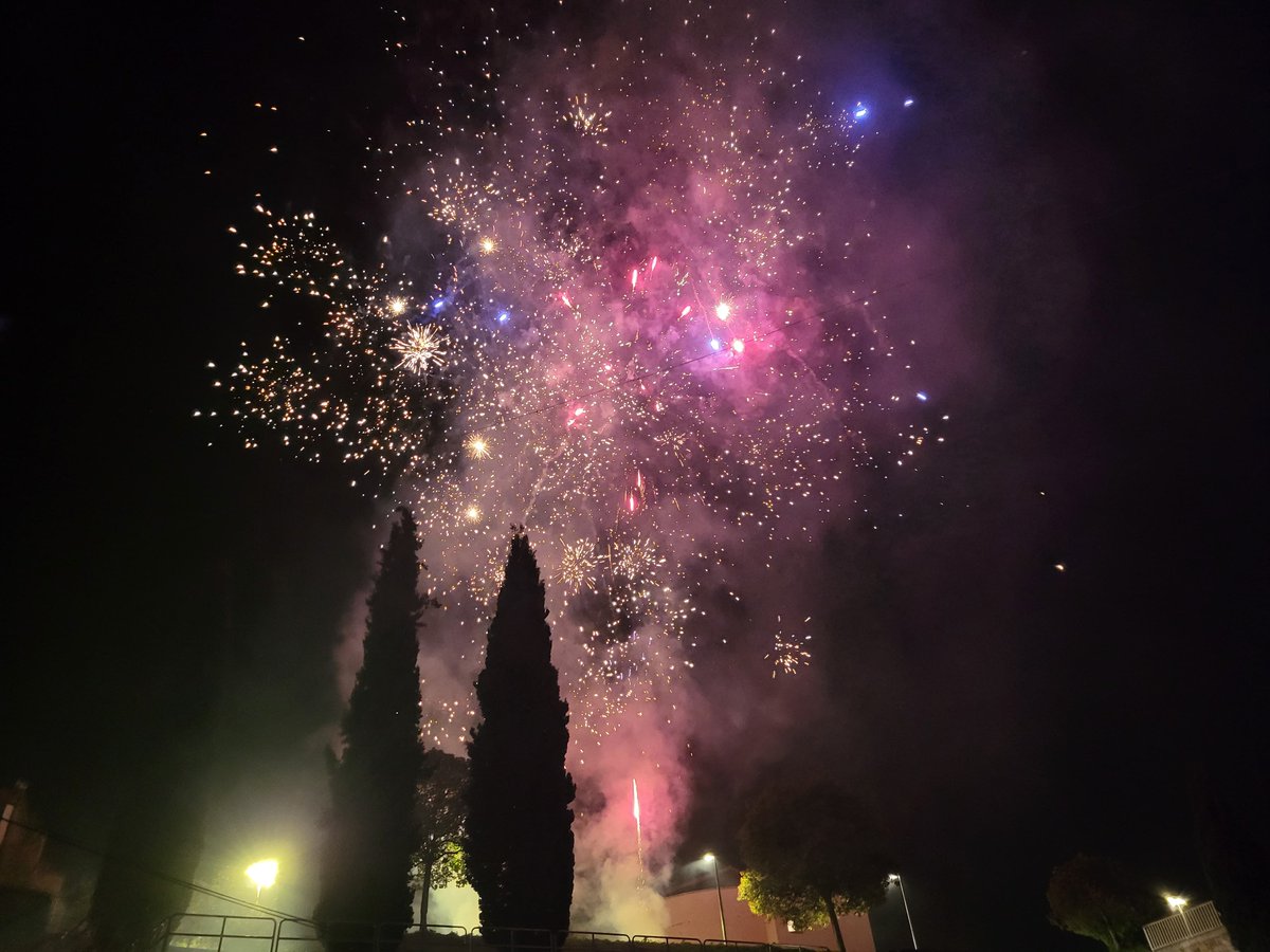 🪔Tot seguit s'ha fet l'encesa de la llum i la portada de l'aigua al Monument als Iniciadors de la Séquia 

🎆Els focs artificials han posat punt final a la vetllada