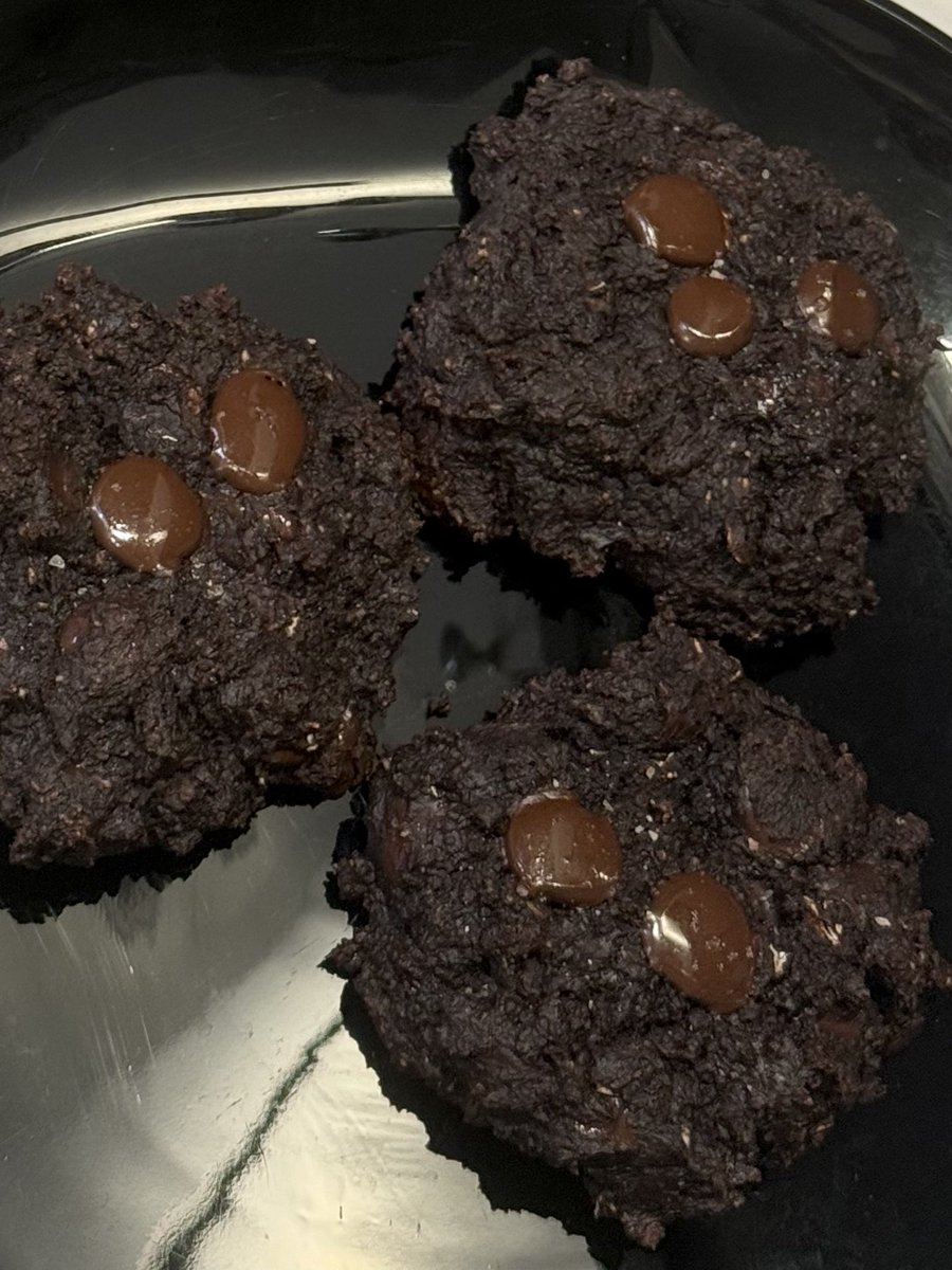 They might not win a beauty contest, but these avocado cacao cookies are pure chocolatey perfection—rich, fudgy, and packed with healthy ingredients! I love a sweet treat made with just a few simple ingredients 😋