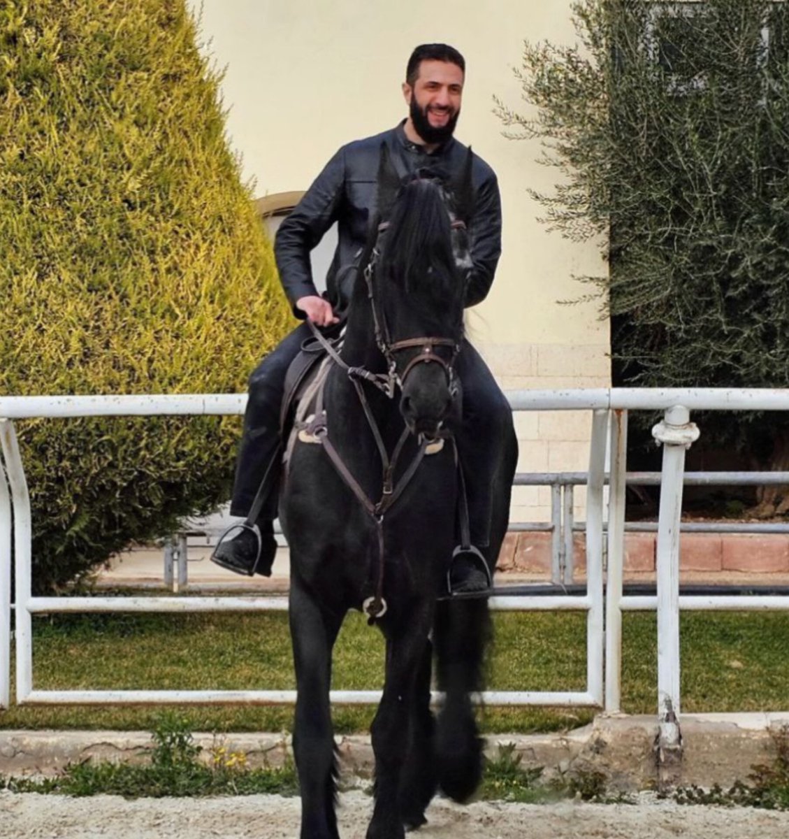 السيد الرئيس القائد #الفارس #المُفدّى #أحمد_الشرع
خالع باب القرداحة 
حامي مقام السيدة زينب مقام السيدة رقية
#الله_اکبر 
#اللهم_صل_وسلم_على_نبينا_םבםבﷺ 
#ايران #الخميني  #الفرس #حزب_الله_الارهابي