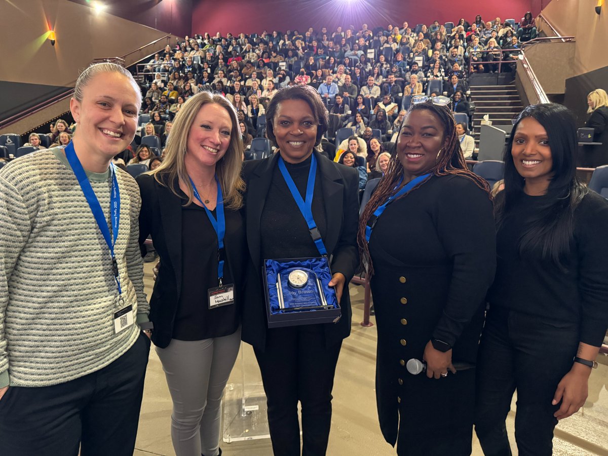 Big congrats to recently retired #PRP officer, Cst. Joy Brown, for being acknowledged by the Peel Human Trafficking Service Providers Committee and Peel CAS for her 10+ years of work and leadership in the HT space. Great to attend this amazing event! #StoppingTraffic #DarkHighway