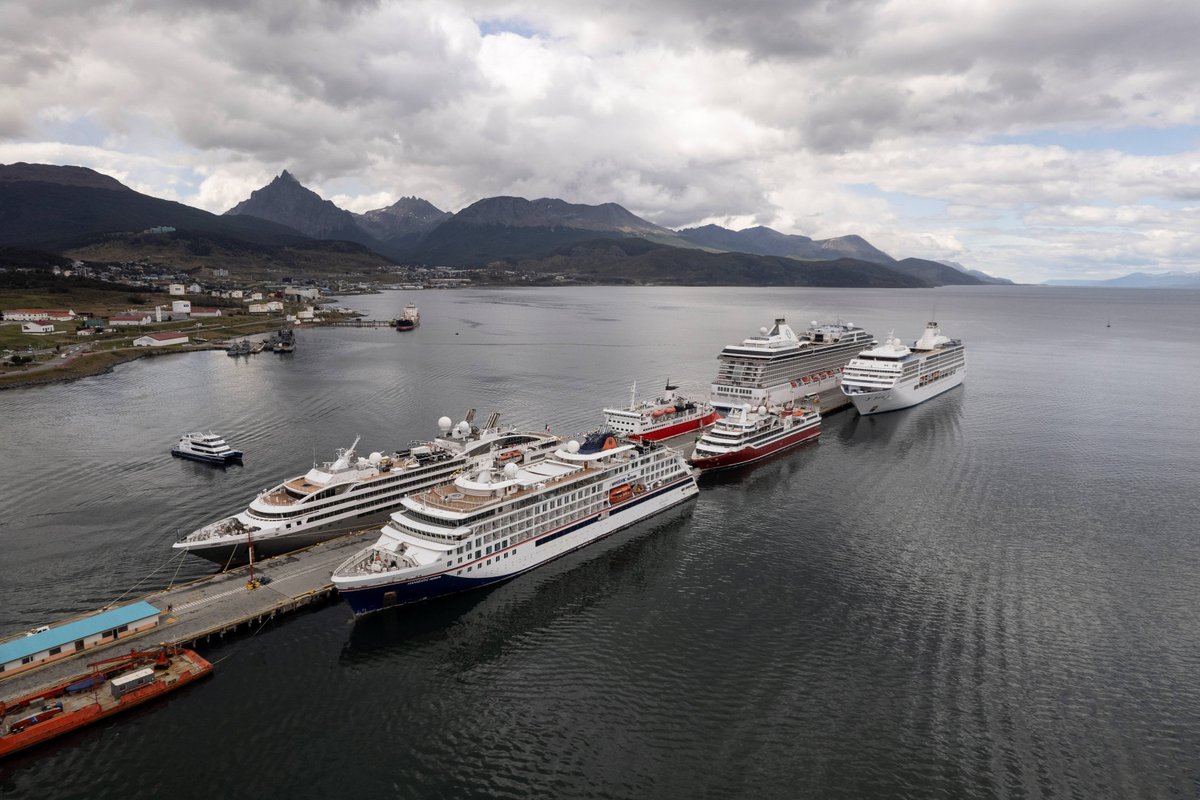 busintriper's tweet photo. Ushuaia se convertirá por primera vez en destino madre de un crucero de gran porte

Del 28 de febrero al 2 de marzo, la ciudad turística en el archipiélago de Tierra del Fuego dispondrá de una logística que empleará a más de 1400 residentes.

Más detalles: https://t.co/pcfqYRU53o https://t.co/MWnTtjityo