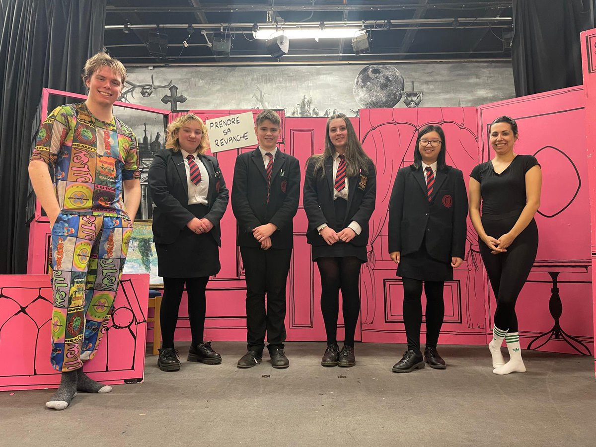 ballyclarelangs's tweet photo. Merci mille fois à Juliette et Antoine from Onatti for their fantastic and energetic performance of Prendre sa Revanche, their funny and witty French play for Year 10! Bravo à Mars, Harry, Karen and Lauren for taking part! #french  @NICILT @BallyclareHigh @OnattiProdsLtd 🇫🇷🎭❤️ https://t.co/wTbDvVQKd5