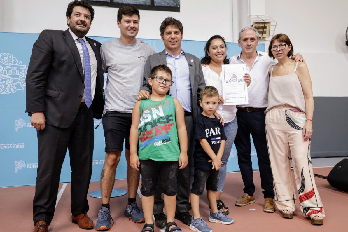 CarmelaMoreauOk's tweet photo. En #Chascomús acompañamos la entrega de 528 escrituras, junto al gobernador @Kicillofok y al intendente @javier_chgaston, lo que permitirá a más familias acceder a su vivienda y garantizar la seguridad jurídica de sus propiedades. 

Un Estado presente que acompaña, gestiona y resuelve, asegurando derechos y un futuro con igualdad.

También estuvimos en la inauguración de una nueva #CasadelaProvincia, que ofrecerá una atención más eficiente y centralizada para los trámites y prestaciones del gobierno provincial."