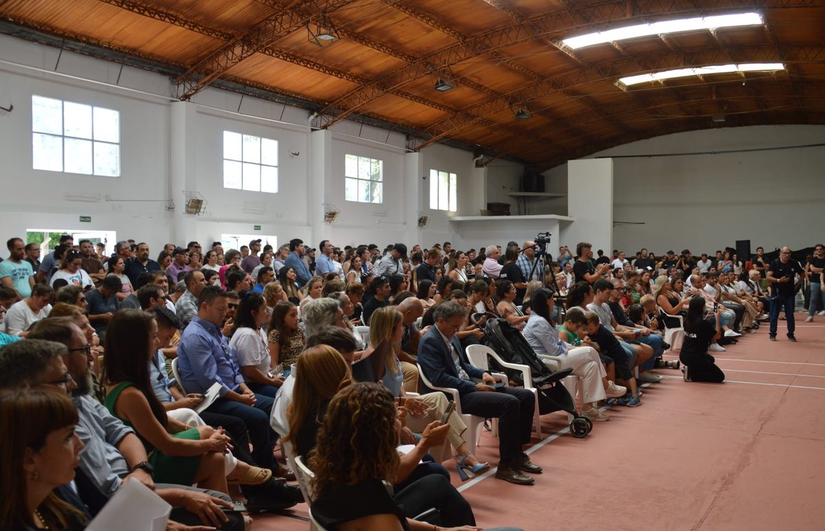 CarmelaMoreauOk's tweet photo. En #Chascomús acompañamos la entrega de 528 escrituras, junto al gobernador @Kicillofok y al intendente @javier_chgaston, lo que permitirá a más familias acceder a su vivienda y garantizar la seguridad jurídica de sus propiedades. 

Un Estado presente que acompaña, gestiona y resuelve, asegurando derechos y un futuro con igualdad.

También estuvimos en la inauguración de una nueva #CasadelaProvincia, que ofrecerá una atención más eficiente y centralizada para los trámites y prestaciones del gobierno provincial."