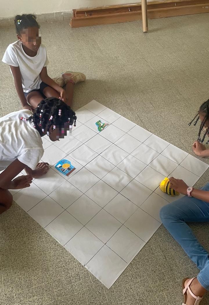 Ecole les Oiseaux du Paradis : les élèves découvrent le codage informatique grâce à l'utilisation du robot Bee Bot. Développement de la créativité, de la pensée logique et de l'esprit critique. #missionnumérique1D972