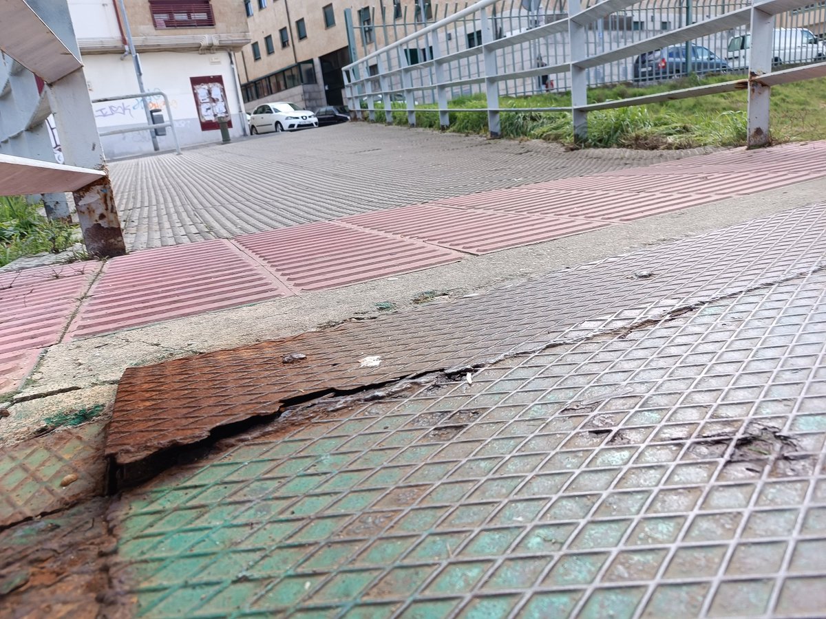 GarridoContigo's tweet photo. 1/3
Desde @garridocontigo hemos solicitado al @aytoSalamanca el saneamiento del Puente de Hierro que nos une con los vecinos del Rollo:
✅ Óxido en la estructura.
✅ Chapas levantadas y oxidadas a ras del suelo.
✅ Alfombra antideslizante desgastada y resbaladiza. https://t.co/5NPv5L63Os