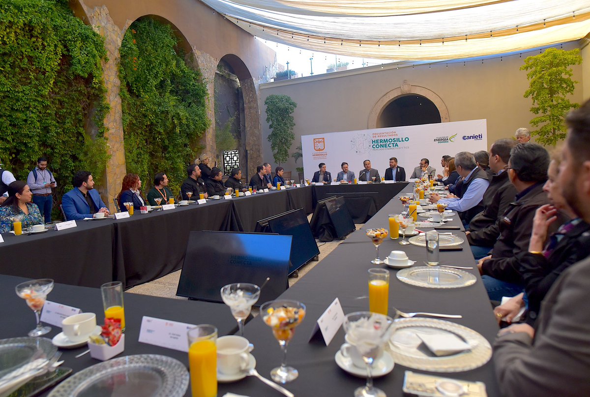EconomiaHMO's tweet photo. ¡Resultados que se notan!🤩
Con #HermosilloConecta logramos más de 900 citas de negocios y 82 millones de pesos en negociaciones entre grandes empresas con proveedores locales, esto significa un incremento del 70% en ventas y 30% en personal. Conoce más en https://t.co/rsaPOCpS4j https://t.co/bqeqm1wbAs