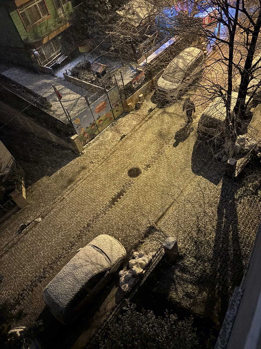 Her hafta burada çöpleri almamaya and içmiş birileri var. Devamlı sonrasında bilgi vermek zorunda kalıyoruz. Alışkanlık haline getirdiler. Ne yapmamız lazım bu durumu çözmek için. Farklı tarihlerden fotolar ekledim <a href="/Kucukcekmecemiz/">Küçükçekmece BLD</a> <a href="/IBBcozummerkezi/">İBB Çözüm Merkezi</a> <a href="/ibbhabercom/">İBBHABER</a> <a href="/istanbulbld/">İstanbul Büyükşehir Belediyesi</a>