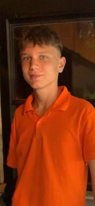 17 yaşında derslerinde başarılı topluma iyi örnek olan bir evlattı 14.04.2024 tarihinde ortaokul arkadaşı ve 4 kişi tarafından tek bıçak darbesiyle kalbine isabet eden bıçakla vefat etmiştir hastaneye yetişemeden. 2 ay sonra üniversite sınavına girip hukuk fakültesinde okumak