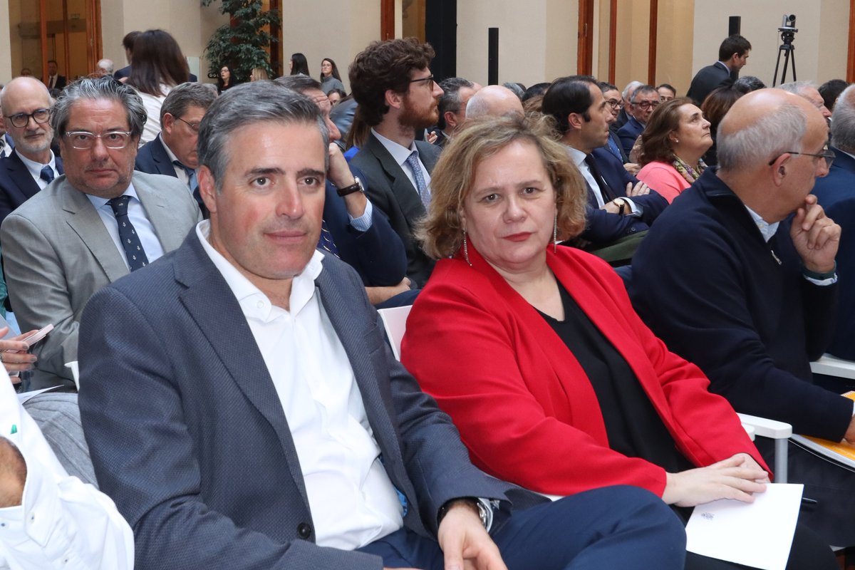Esta tarde hemos participado en un encuentro con <a href="/CHansenEU/">Christophe Hansen</a> en el @mapagob. El comisario europeo presenta un documento que marcará esta legislatura  🇪🇺 en materia agraria. 
Apreciamos un cambio de música importante y positivo. Se vuelve a poner a la agricultura y la ganadería en