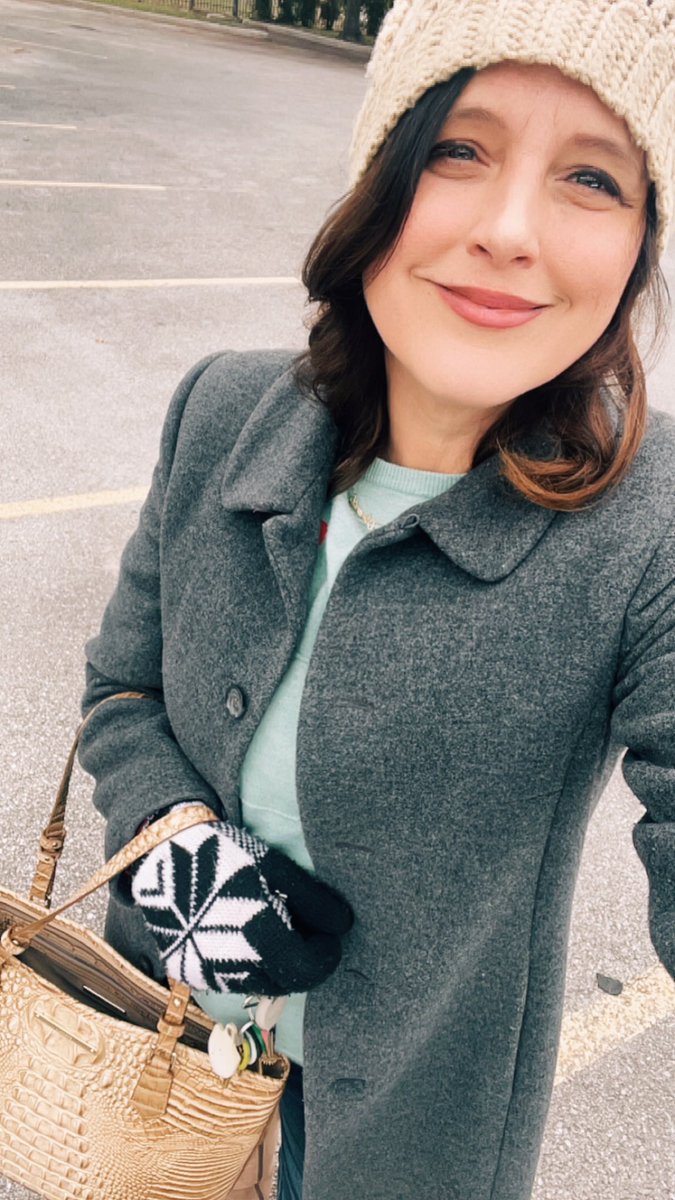 It’s pretty much the only day of the year I get to dress like this, so I thought I’d commemorate it lol. ❄️