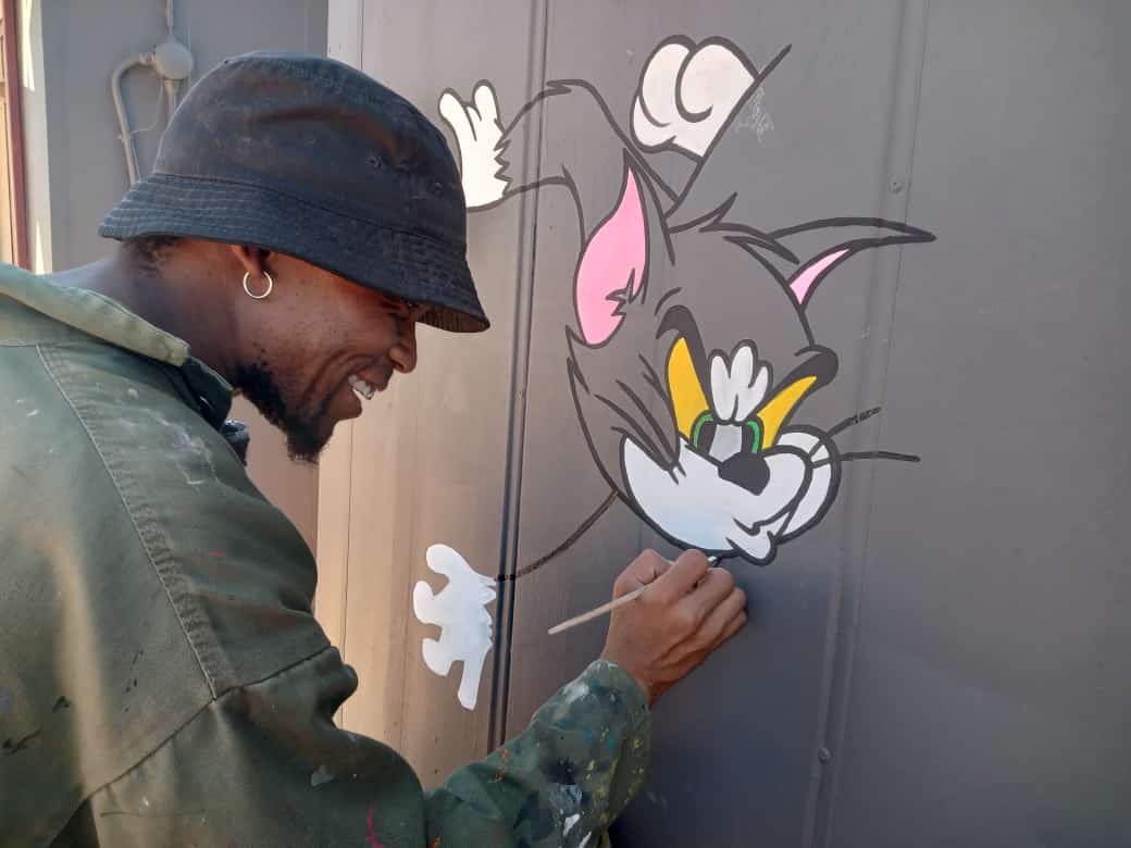 NorthWesTimes's tweet image. THIS IS DITSHWELE ODUETSE A VISUAL ARTIST FROM SCHWEIZER RENEKE.

Ditshwele Oduetse also known as "Jaros" is a 34 year old self-taught visual artist from Ipelegeng township in Schweizer Reneke.