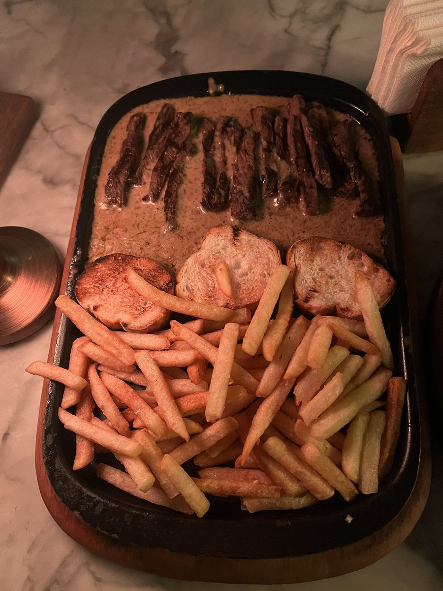 gimah123's tweet photo. #مطعم #سكودر  #مجمع_الضيافة 
المطعم اجواءة جميله ورايقة  
الاكل جداً عادي تقييمي له ٧ من ١٠ https://t.co/Yw8Qt6C1fj