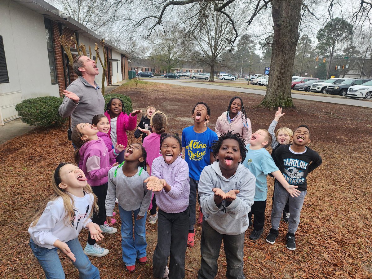 Did someone say snowflakes? We had to go out and catch some. And look who joined the fun!  #allinforssd #allinthehive #allinyourface