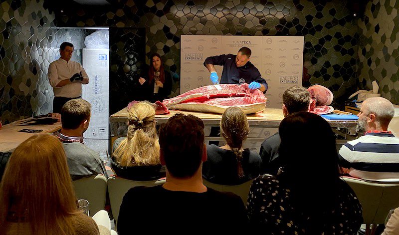Lola Sánchez (@lsmanjavacas) on Twitter photo #Kaitai: así se despieza un #atún de casi 200 kilos al estilo japonés 🇯🇵 (y luego te lo comes) #Tunateca #Balfegó
👉 gastronomistas.com/kaitai-tunatec… vía <a href="/ferranimedio/">Ferran Imedio</a> <a href="/Gastronomistas/">Gastronomistas</a> #Kaitai: así se despieza un #atún de casi 200 kilos al estilo japonés 🇯🇵 (y luego te lo comes) #Tunateca #Balfegó
👉 gastronomistas.com/kaitai-tunatec… vía <a href="/ferranimedio/">Ferran Imedio</a> <a href="/Gastronomistas/">Gastronomistas</a>