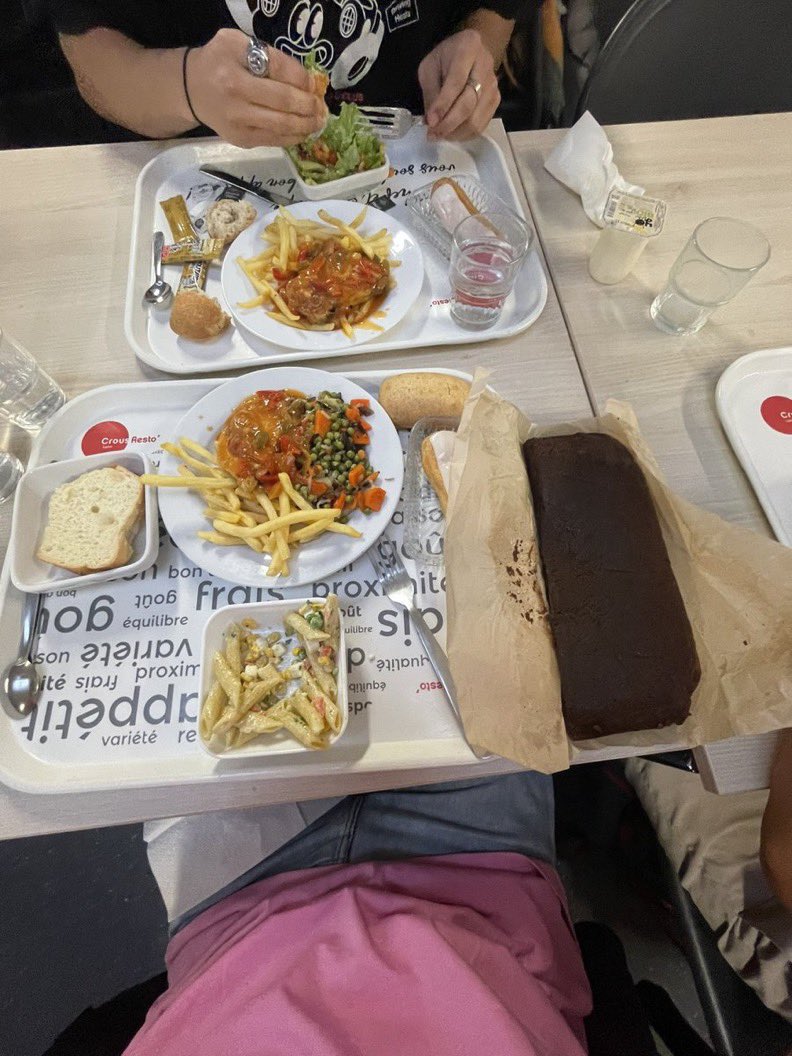 idri2s1's tweet image. La dame du RU m’as offert un gâteau qu’elle a fait chez elle pour moi 🥰. Elle est en train de mettre la barre tellement haute