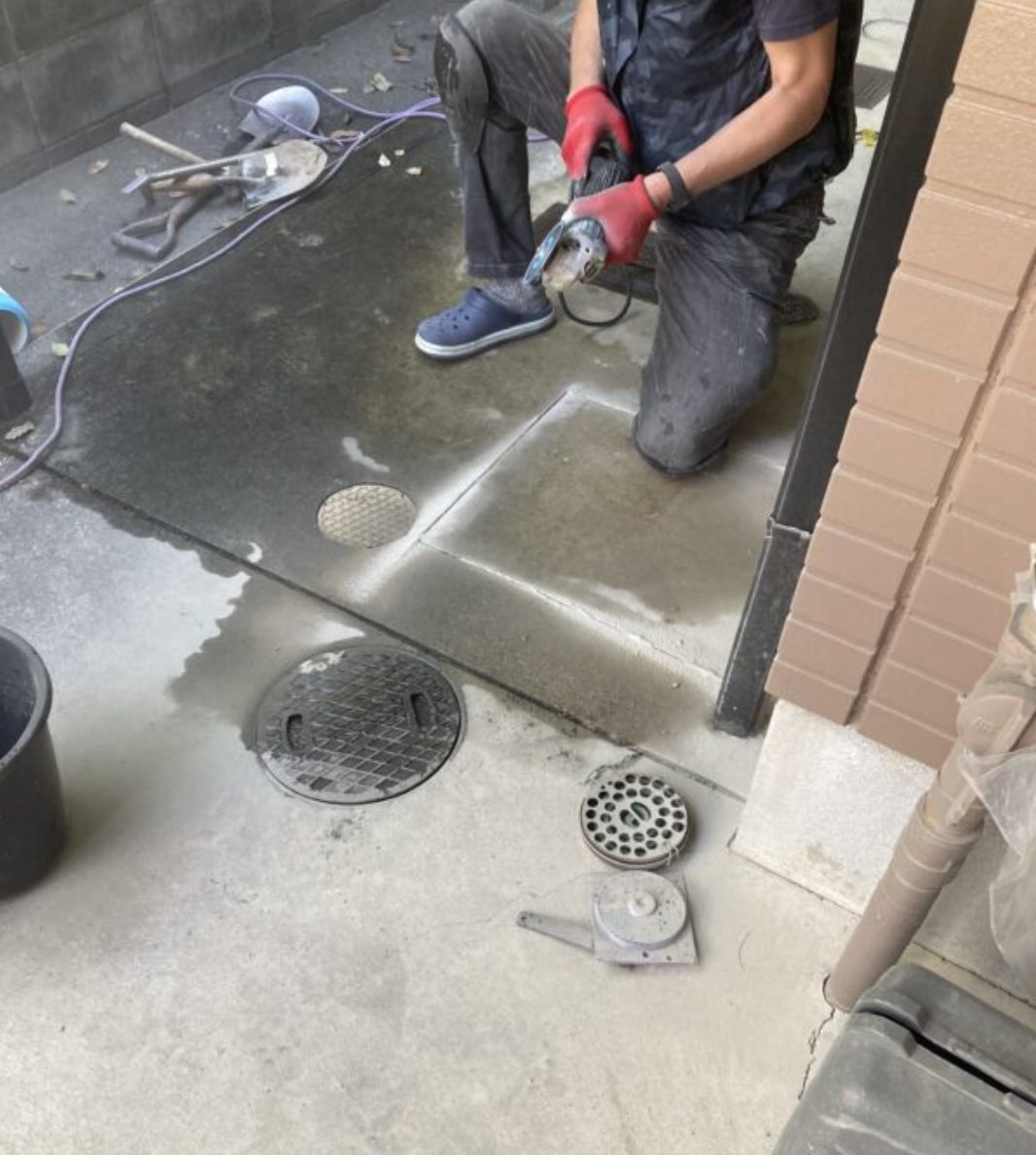 MizudolC's tweet photo. 京都市の築25年程のマンション2Fの排水が流れないとの連絡を頂きました。

部屋の排水菅、器具を全てをチェックしていきましたが詰まりの原因等確認出来ず、階下の下水本管での詰まりとの判断でカメラを挿入し、下水管に根が侵入して詰まっている事を確認しました。

マンションオーナー様と修理法を打合せ後、下水管の取り直し、根切り工事を行うことになりました。
