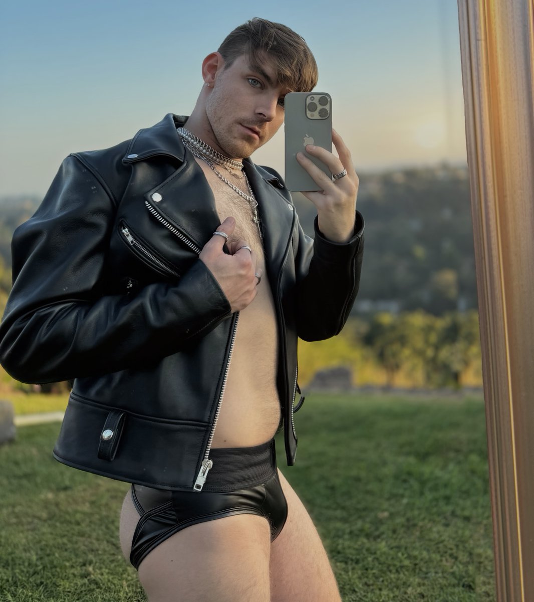 alexgiordano_'s tweet photo. Wanna be my policeman? 🖤 https://t.co/5AGfM5OsZ5