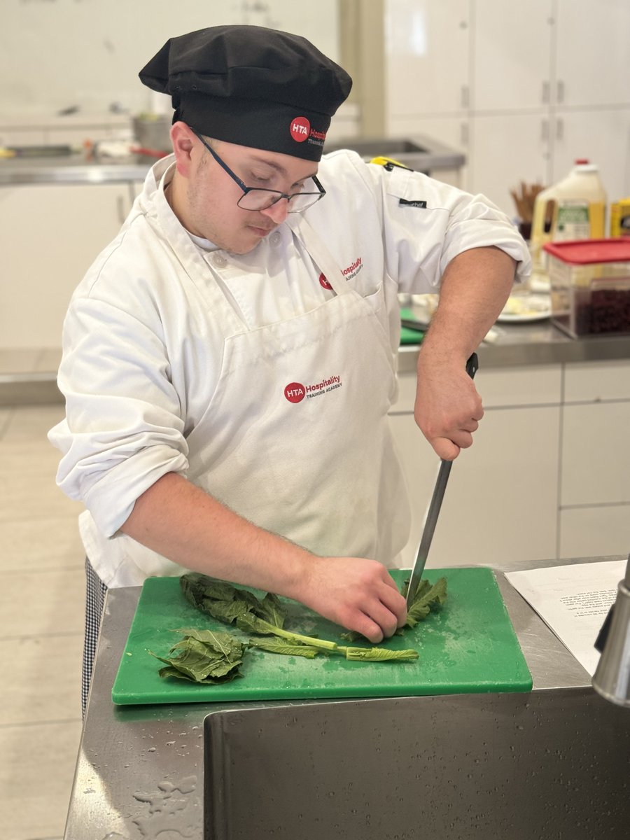 Precision knife skills at work in the HTA Kitchen! Our Prep Cook &amp; Line Cook students say #KnivesOut 👩🏽‍🍳👨🏻‍🍳🔪

#hta #hospitalitytrainingacademy #culinary

instagram.com/reel/DGTmgHJSZ…