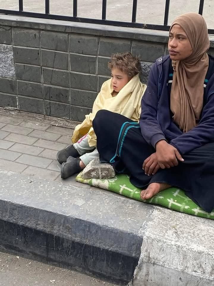 الولد مش شبه الست دي خالص 
ولا شكلها  ؟؟؟؟؟؟

الطفل موجود ف الف مسكن جنب المترو