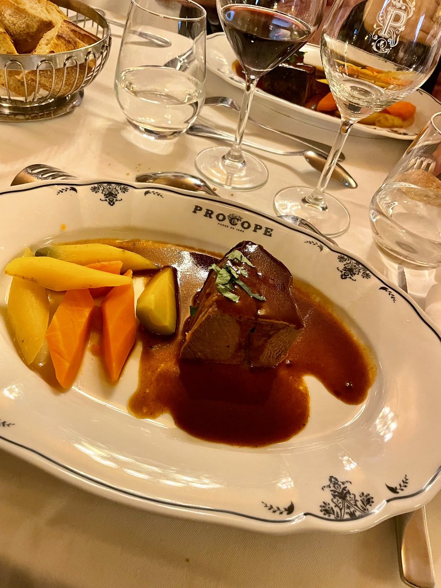 JordanCruciani's tweet photo. 🩺⚕️🐝 Dans le superbe cadre du salon Franklin au Restaurant le #Procope (existant depuis 1686), Dejeuner-conférence du Souvenir Napoléonien @SNParisidf sur « Médecins, Chirurgiens et Pharmaciens de la Grande Armée » par Marcel Djourno. 2/2 https://t.co/vIcdjMzeHU