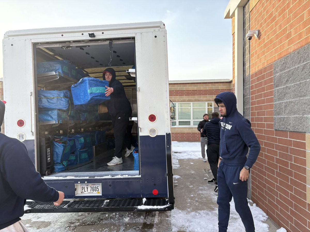 Making a Difference On and Off the Field!

This past week our players were given the opportunity to volunteer with Shoes for the Shoeless at the Dayton International School.

#FlyerFootball // #GoFlyers