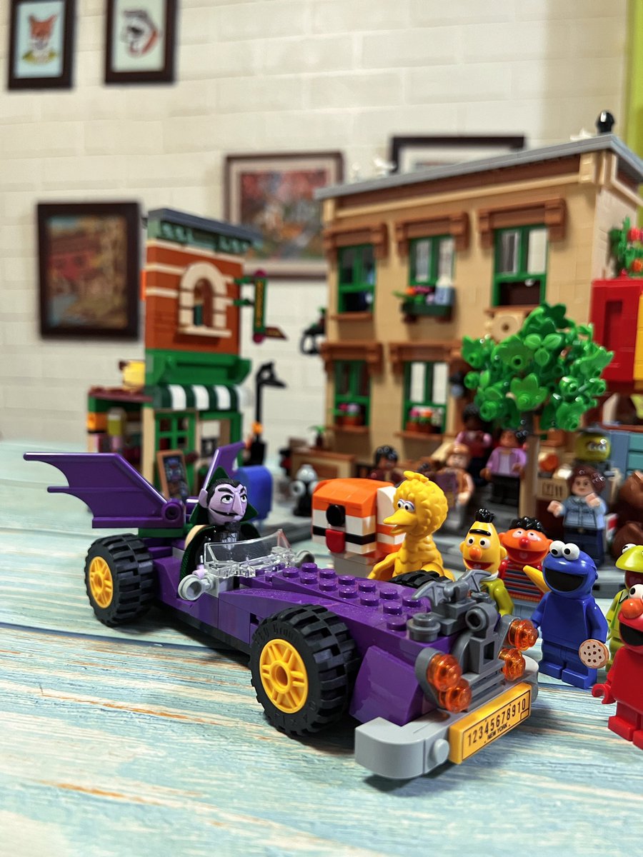 I haven’t stopped building more things to add in my LEGO Sesame Street set! Here are a few of the recent things I’ve added. 📺☀️🍪