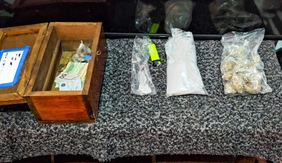 ElJusticiero_SV's tweet image. CAPTURAN A TRAFICANTES DE DROGA QUE OPERABAN EN LA COLONIA IVU DE SANTA ANA

La División Antinarcóticos de la policía capturó a dos distribuidores de droga en la colonia IVU, en Santa Ana.

Se trata de:
▫️José Fernando Peñate López 
▫️Karen Mariela Flores Pérez
 
#RT #SIGUENOS