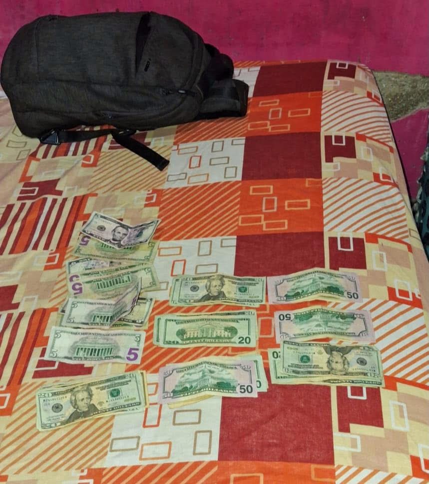 ElJusticiero_SV's tweet image. CAPTURAN A TRAFICANTES DE DROGA QUE OPERABAN EN LA COLONIA IVU DE SANTA ANA

La División Antinarcóticos de la policía capturó a dos distribuidores de droga en la colonia IVU, en Santa Ana.

Se trata de:
▫️José Fernando Peñate López 
▫️Karen Mariela Flores Pérez
 
#RT #SIGUENOS