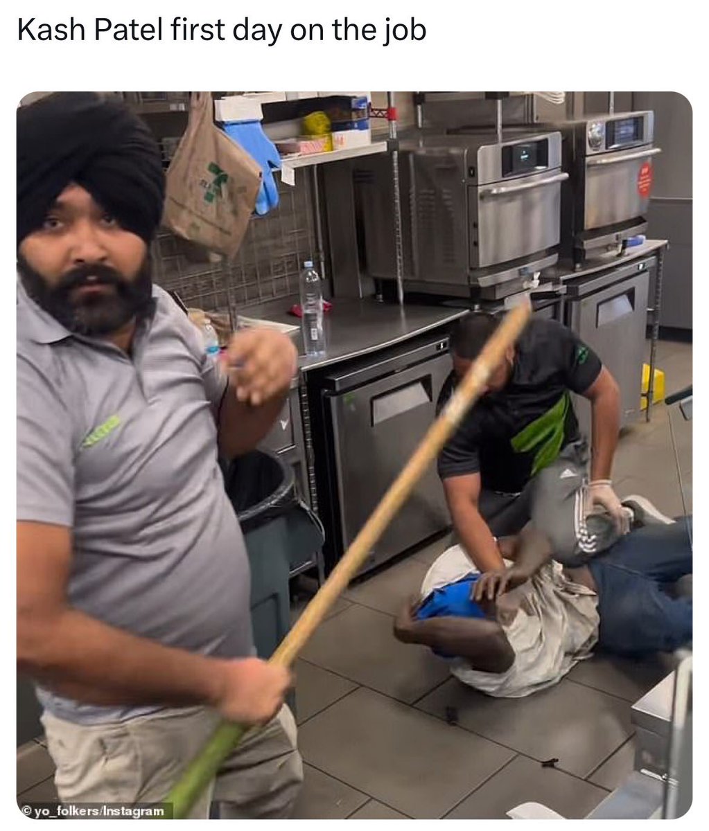 alifarhat79's tweet photo. @FBIDirectorKash 🤣 https://t.co/9ZHZ1mzA0s