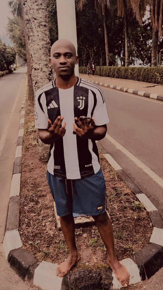 YvesRy2's tweet photo. Ni uwuhe muhanzi nyarwanda wa hiphop utarafungiwe iWaWa ? https://t.co/JmYKdZhMef