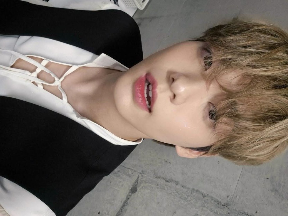i3s00bi's tweet photo. “thank god you’re not a photocard” selcas https://t.co/aHfEloU73e